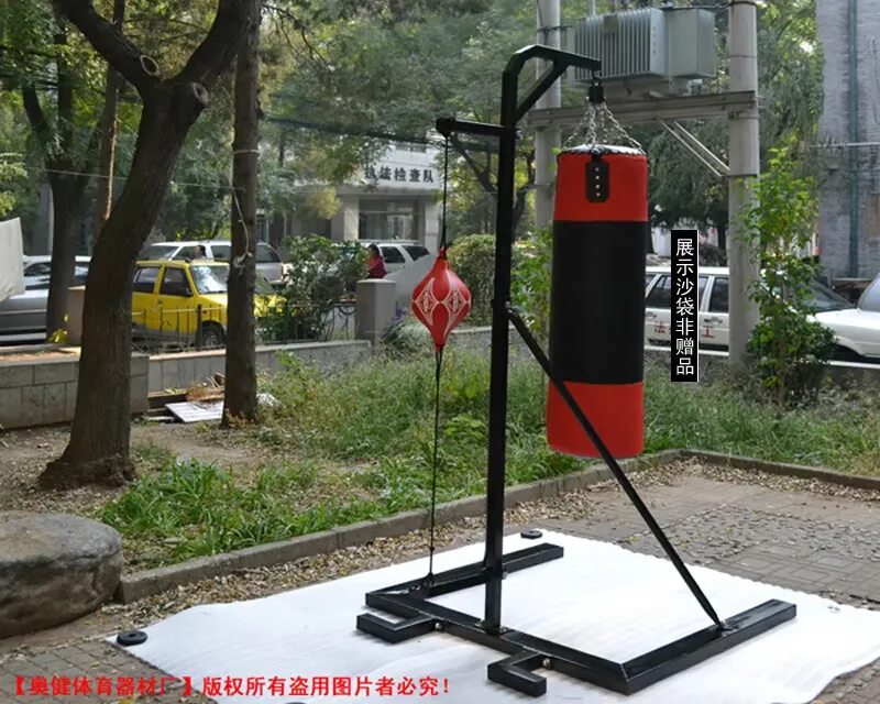 Боксерский мешок на даче. Ferrum боксерская груша. Боксерская груша power hit 80 кг. Груша на улице. Крепление для груши уличное.