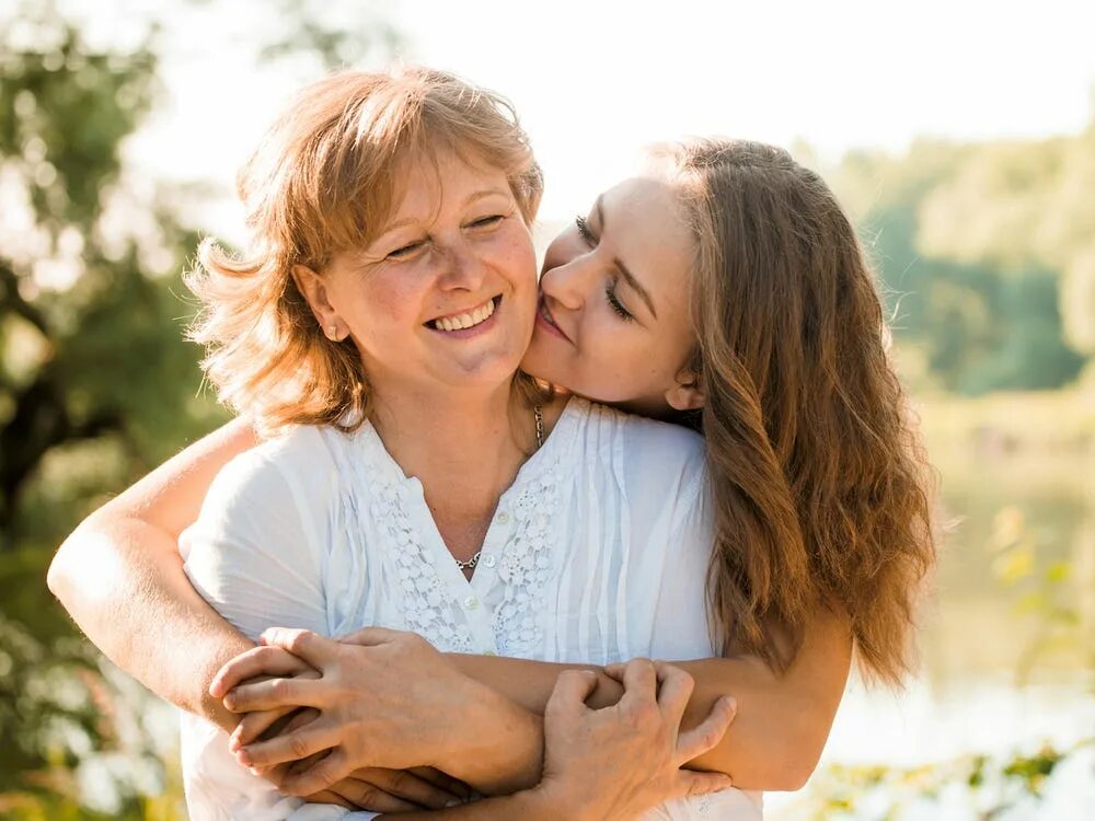 Aunts daughter. Фотосессия взрослой дочери и иамв. Фотосессия с мамой взрослая дочь. Хорошие отношения с матерью. Объятия с родителями.