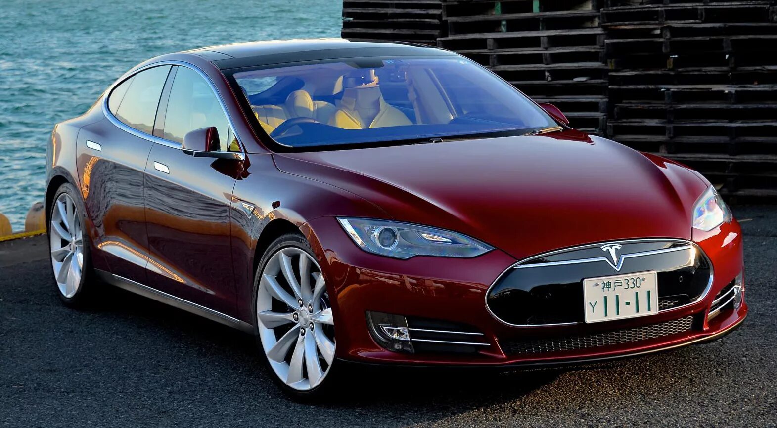 Тесла 2013. Tesla model s 2013. тесла двухдверная. американский электрический автомобиль. tesla model s электромоторы.