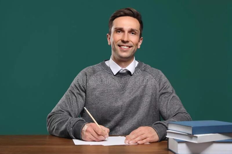 Парень работает учителем