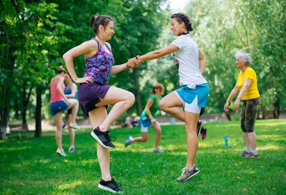 Здоровый образ жизни. Спортивная молодежь. Молодежь занимается спортом. Спорт молодежь здоровье.