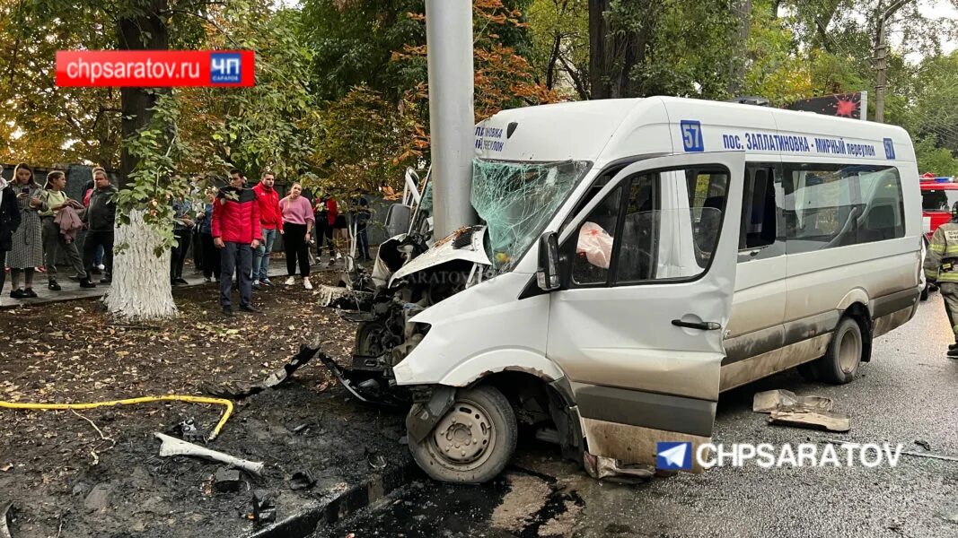 Маршрутное дтп. ДТП С микроавтобусом в Саратове. 57 Маршрутка Политехническая ДТП.