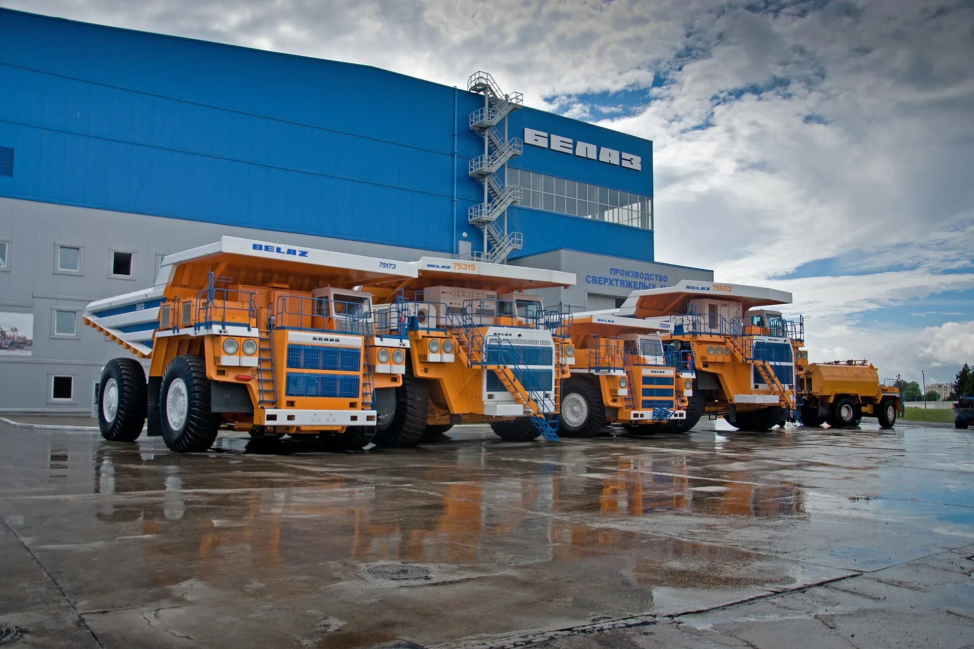 Завод беларусь сайт. Завод БЕЛАЗ В Белоруссии. БЕЛАЗ-75710 кросс купе. Жодинский БЕЛАЗ. БЕЛАЗ 7558е.