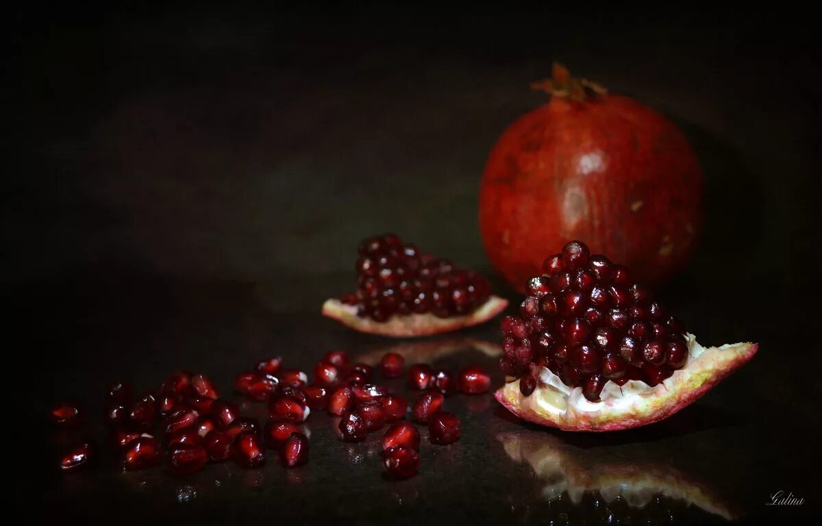 гранат с белыми зернами. гранатовый тема. гранат помегранате. афганский гранат фрукт. гранатовый цвет.