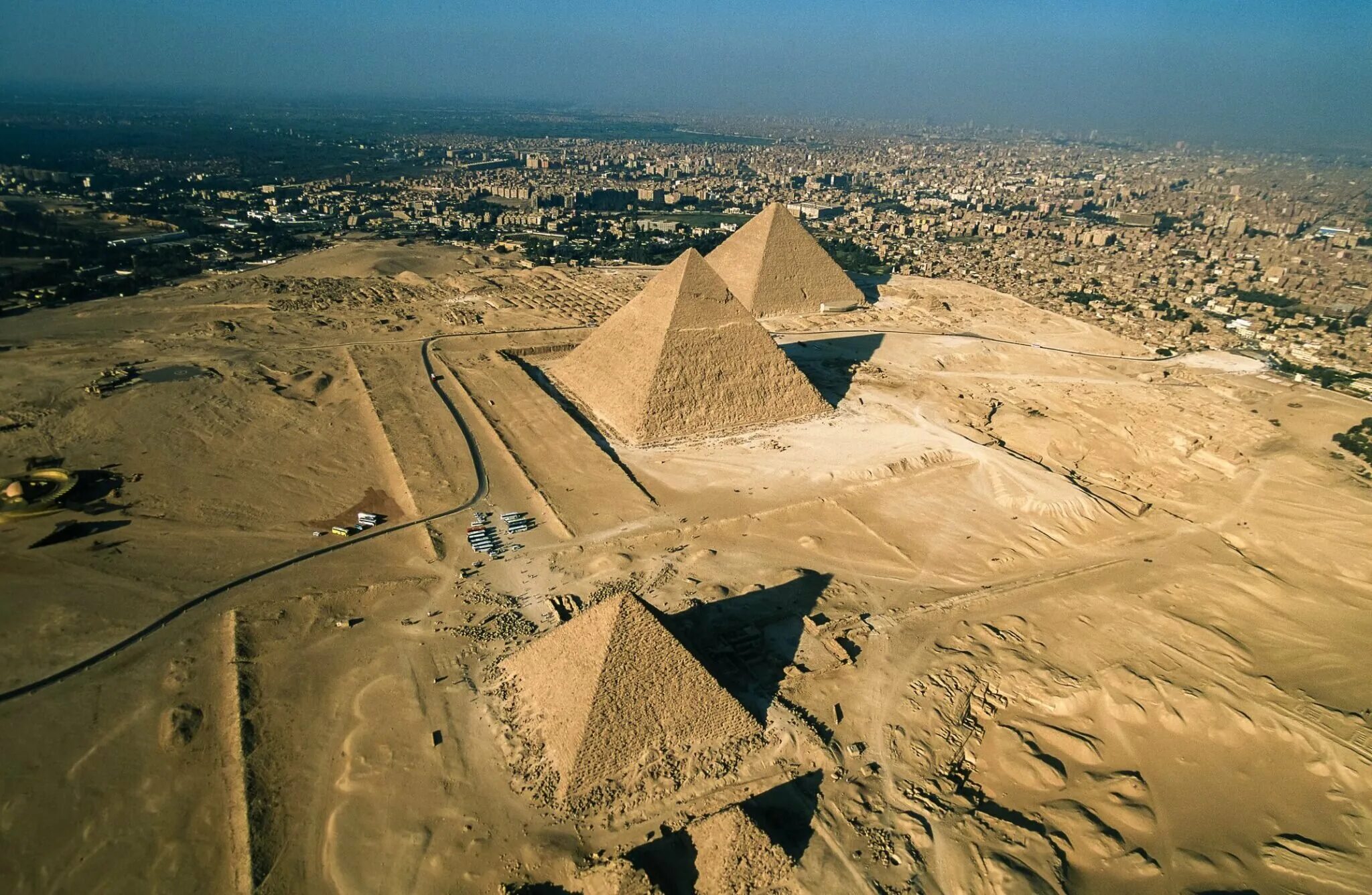 В какой стране находятся пирамиды. Пирамиды Гизы древний Египет. Пирамида Хеопса Каир. Долина Гизы Египет. Пирамиды Гизы (Каир).