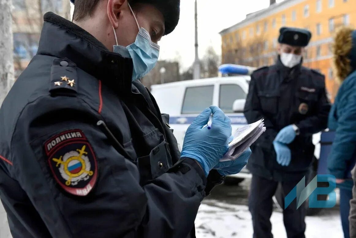 Проверка документов полицией. Милицейский рейд. Полицейский проверяет документы. Пресечение правонарушений. Полицейские проверяют телефоны