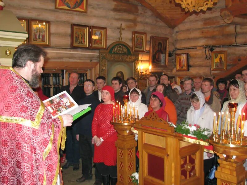 Всенощная церковь православная. Христос воскресе фото в храме. Служба в храме спозаранку. Вечерняя служба в церкви. Церковная служба в храме христа спасителя.