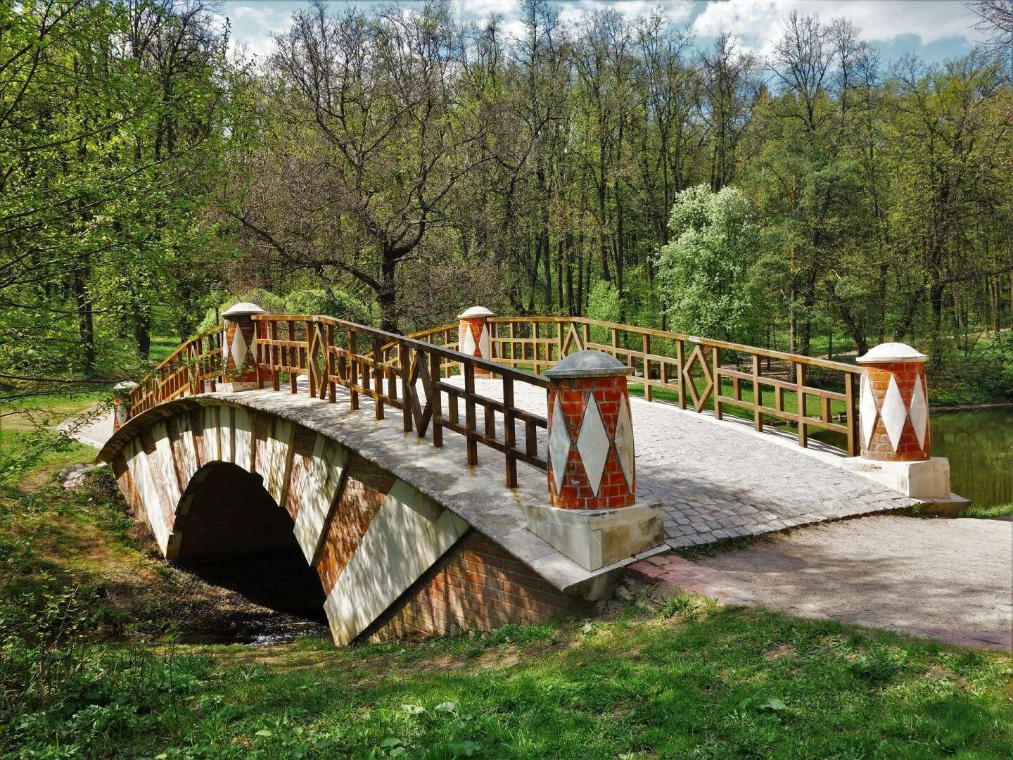 Парки где можно купить. Гротесковые мосты в Царицыно. Малый Гротеский мост Царицыно. Чертов мост парк Царицыно. Царицынский парк грот.