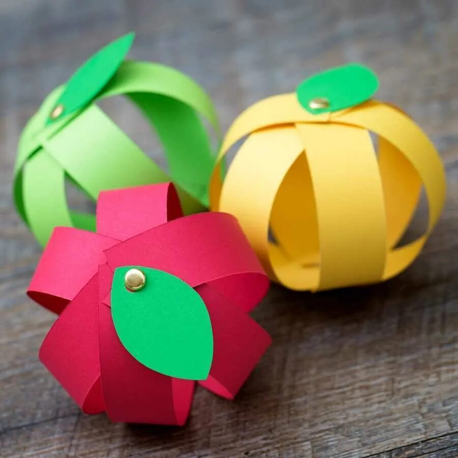 Поделки из бумаги 1 2 класс. Игрушки из цветной бумаги. игрушки из полосок бумаги. объемная игрушка из полосок. объемная однерка из бумаги.