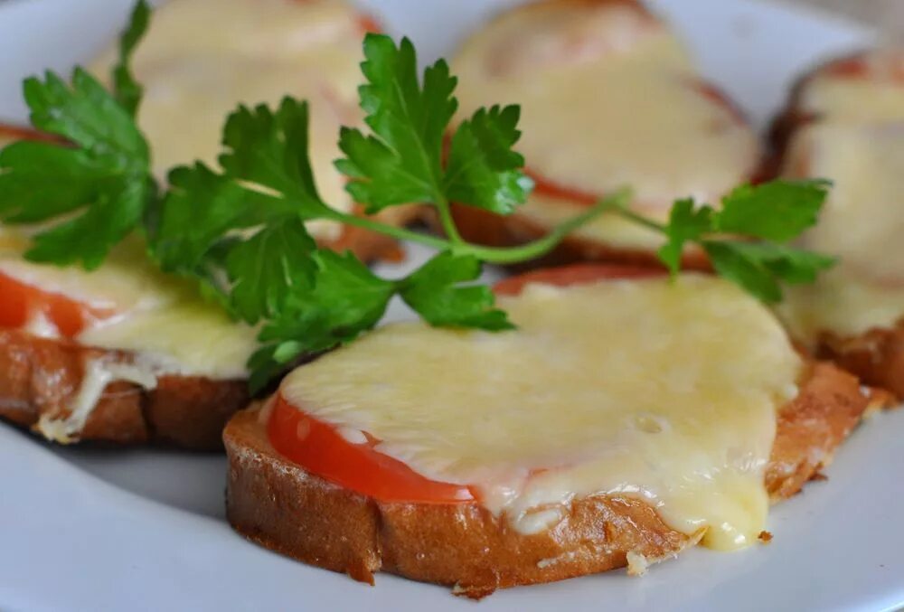 Горячие бутерброды с сыром чесноком. Бутерброды с помидорами и сыром. Горячий открытый бутерброд. Горячие бутерброды. Горячий бутерброд с сыром.