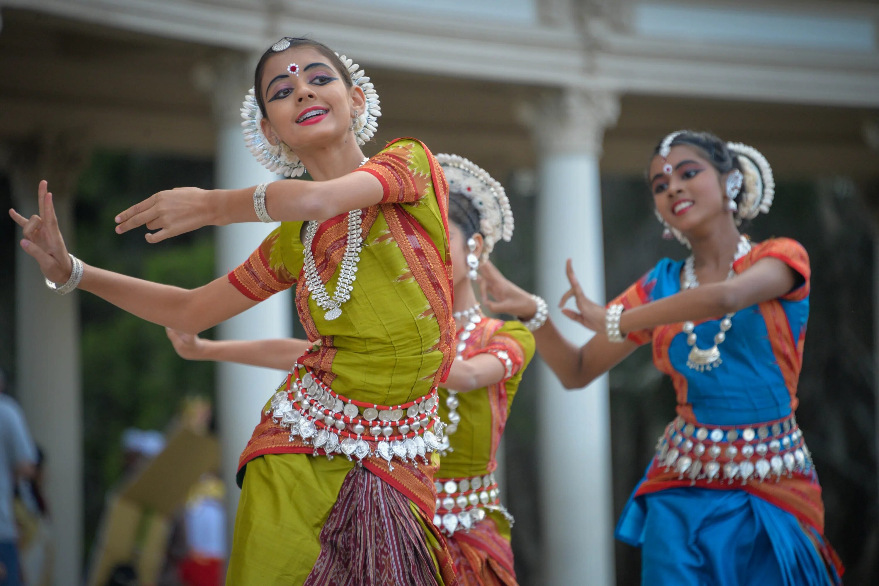 Танцы народа видео. Одисси индийский танец. Танцевальное искусство Индии Одисси. Индия танцы. Индийский народный танец.