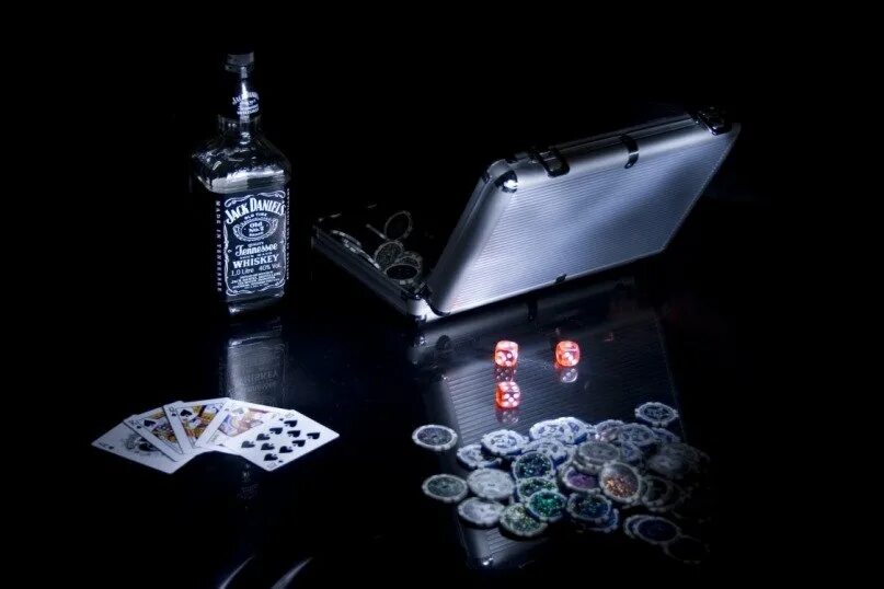 Карты деньги стол. Деньги на карте. Карта виски. Покерные заставки на рабочий стол. Покер и виски.