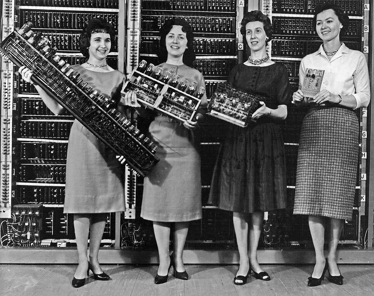 Женщинам с самого первого. Eniac компьютер 1946 год. Eniac (США, 1945 - 1946 гг.). Первый компьютер ЭНИАК 1946. Вычислительная машина Eniac.