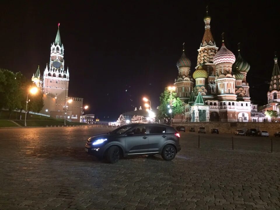 Автомобили на красной площади. Метро рядом с кремлем в москве. Парковочное место. Красная площадь храм василия блаженного и гум. Тц красная площадь армавир.
