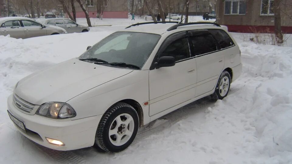 Купить калдину в иркутске. Тойота Калдина 210 на механике. Toyota Caldina 1993 белая. Калдина 210 кузов на механике. Тойота Калдина 98 года дизель механика.