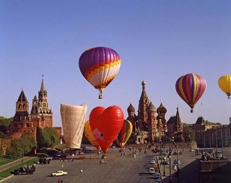 Московский воздушный шар. Фестиваль воздушных шаров. Парад воздушных шаров. Воздушные шары над Москвой. Воздушные шары над красной площадью.