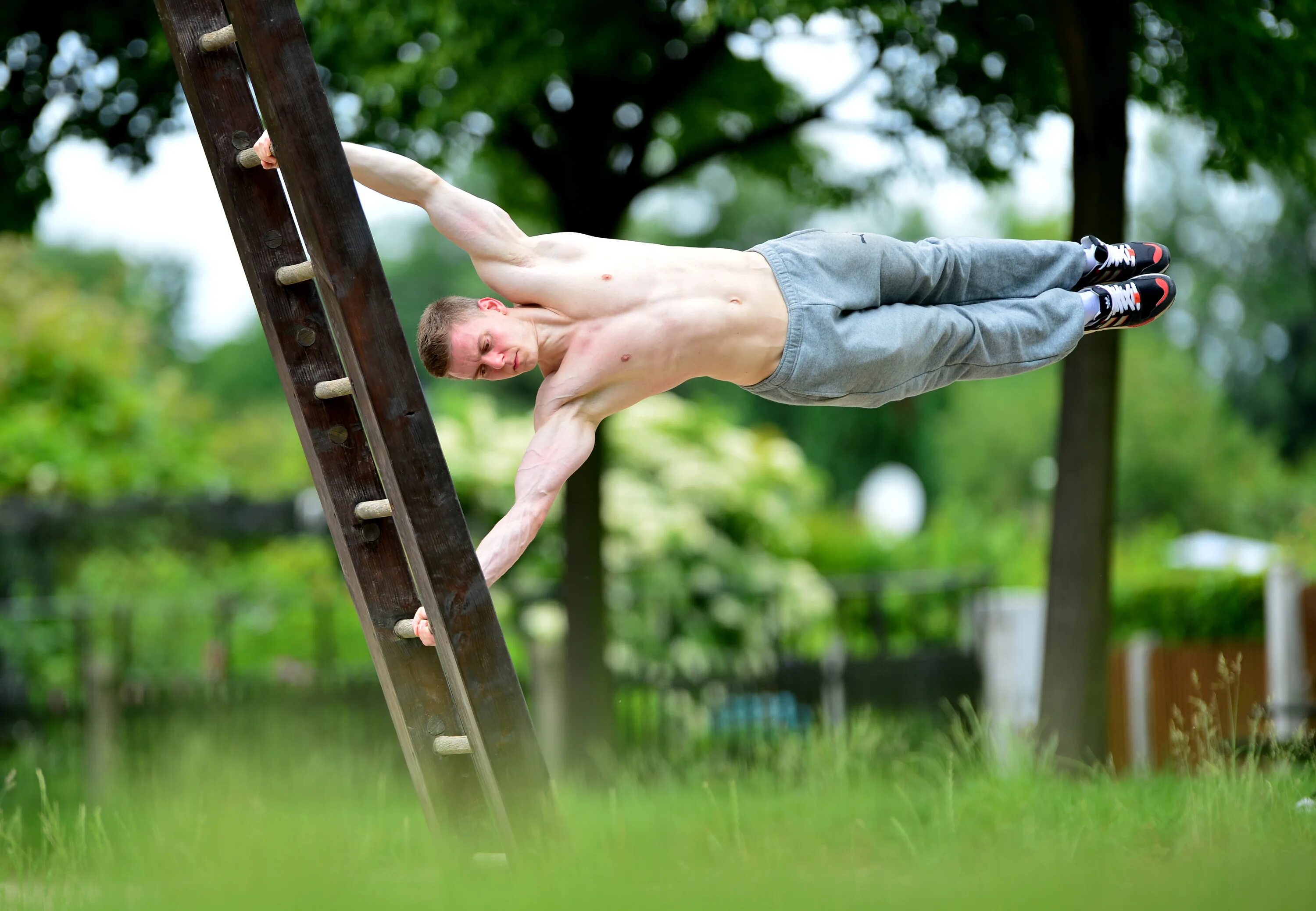 Человек подтягивается. Подтягивания (pull-ups):. Зарядка висит. Передний вис на турнике. Упражнения на перекладине.