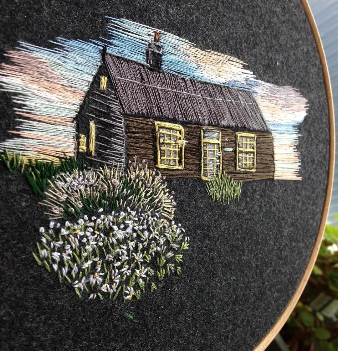 Дом гладь. Маяк вышивка гладью. Вышивка гладью домики. Лонгстич вышивка техника. Дом гладь.