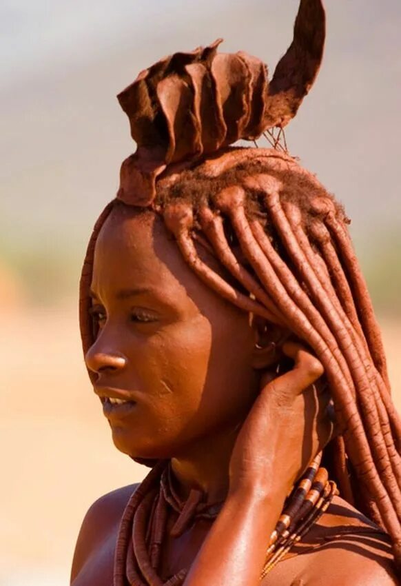 Tribe himba pro. Племя Химба в Африке женщины. Химба Намибия женщины. Племя Химба в Африке. Африканское племя Химба женщины.