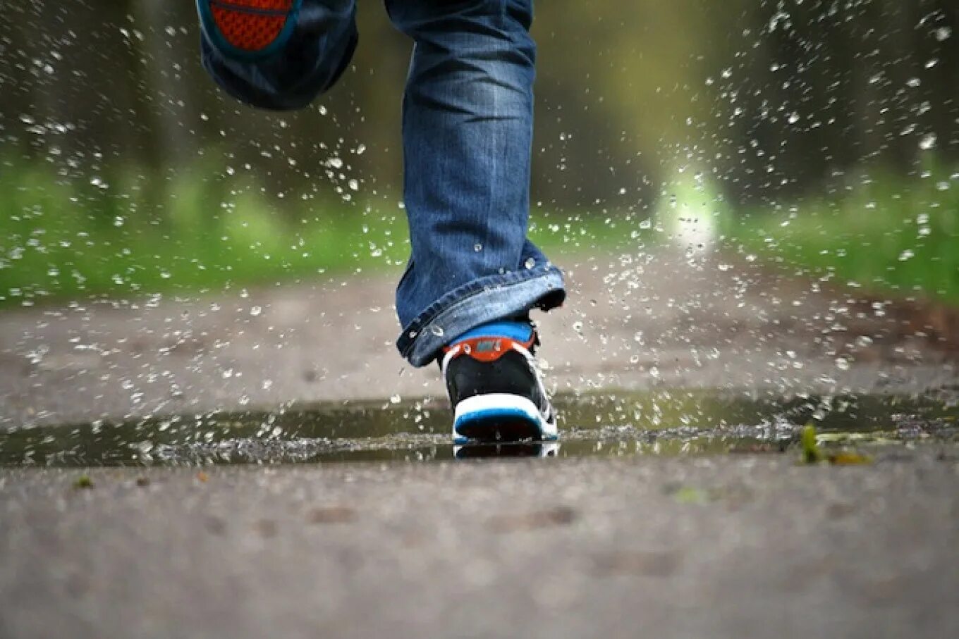 Бег под дождем. Спортивная фотосессия мужская. Бегущий человек. Под бежал. Под бежал.