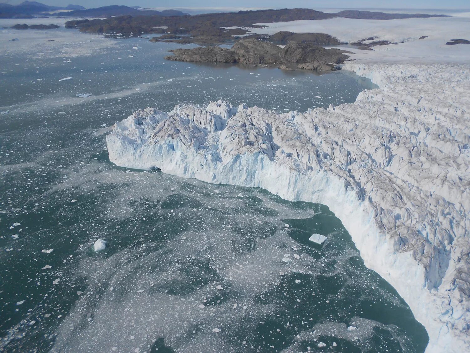 Большой остров покрытый льдами. Ледники Гренландии. Ледяной щит Гренландии. Ледяной Покров Гренландии. Таяние Гренландии.
