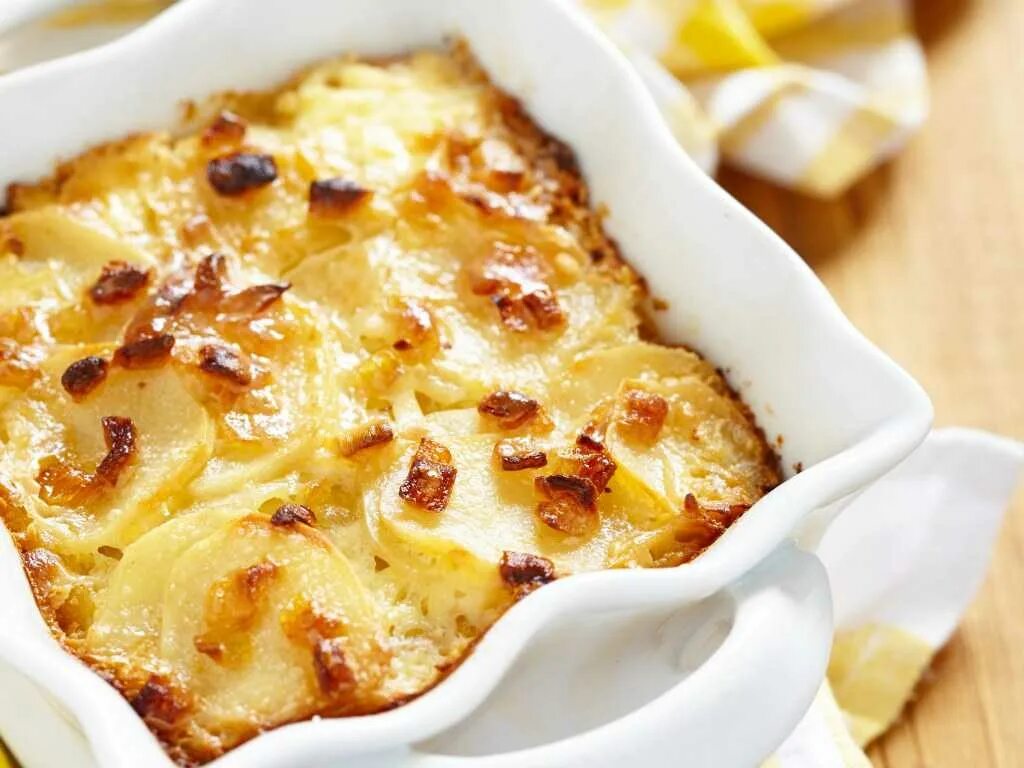 Картошка по французски со сметаной. Gratin dauphinois. Картофельный гратен с сыром и сливками в духовке. Картофель запеченный в сметане. Картофель в сметане в духовке.