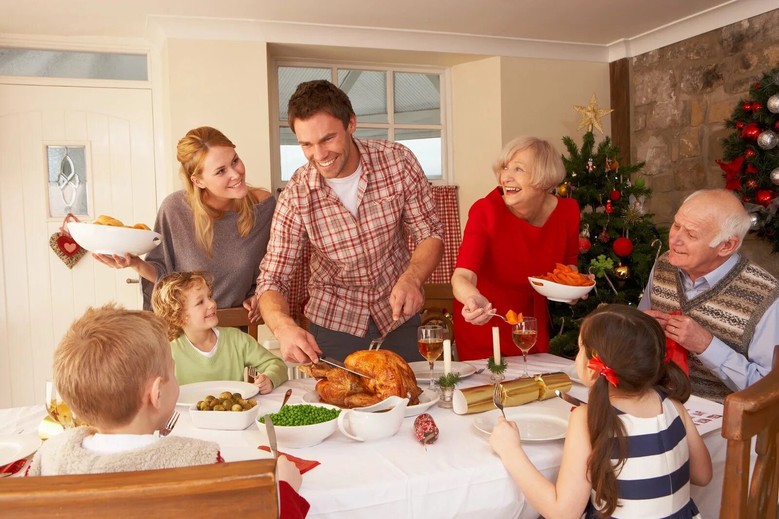 Семя ужинов. Семья за столом. Семья за праздничным столом. Рождество в кругу семьи. Семейные традиции.