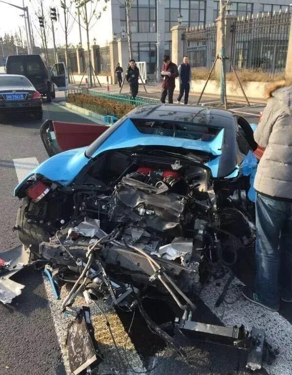 Очень сильные аварии. Разбитые спорткары. очень сильные аварии суперкаров.