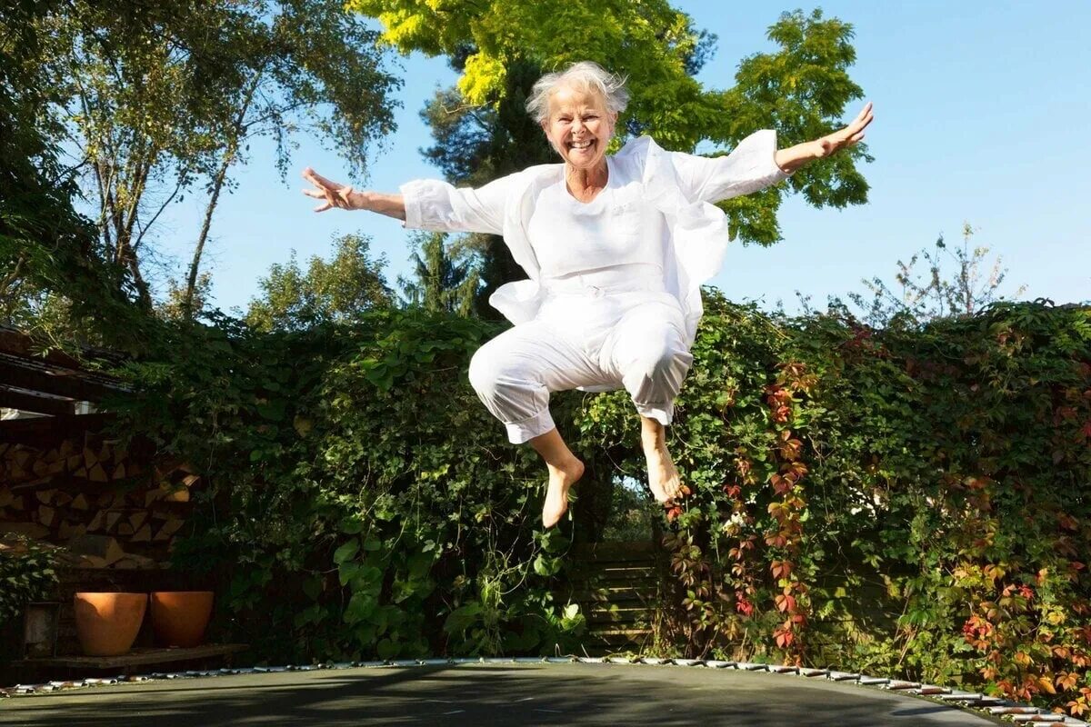 Бабушка снизу. Бабушка в прыжке. Радость жизни в пожилом возрасте. Радостная бабка. Бодрая старушка.