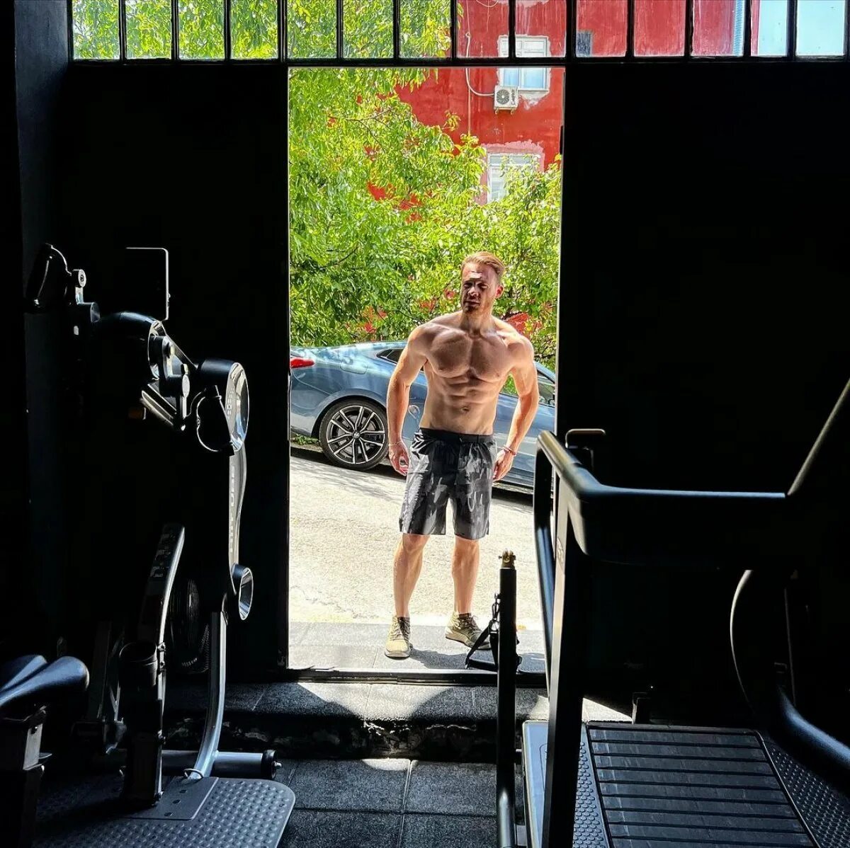 Керем бурсин машина. Керем бурсин курит. Керем бурсин. Керем бурсин амбассадор бмв. Керем бурсин 2021.