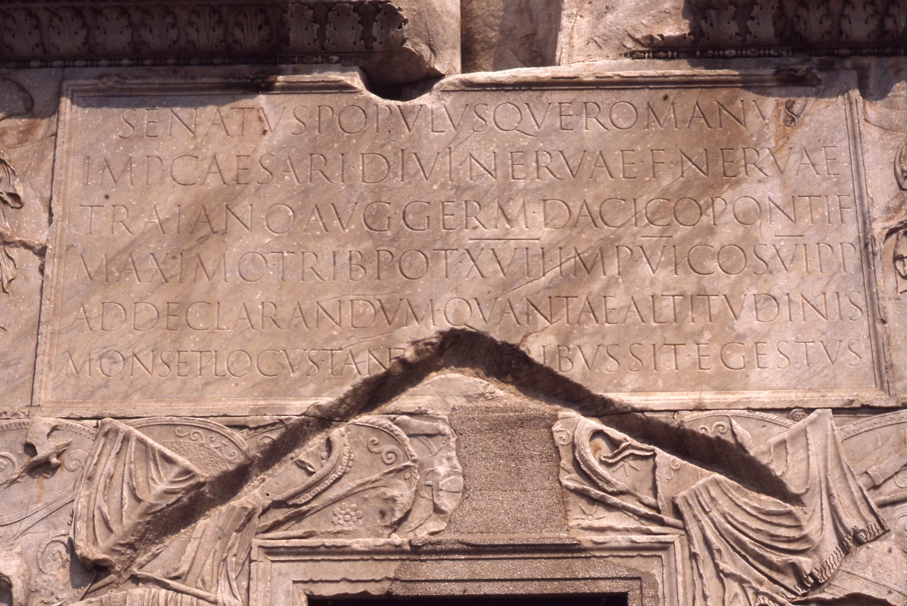 В древнем риме под словом. Римский капитальный шрифт колонны Траяна в Риме. Надпись на колонне Траяна в Риме. Кенотаф Траяна. Фриз колонны Траяна.