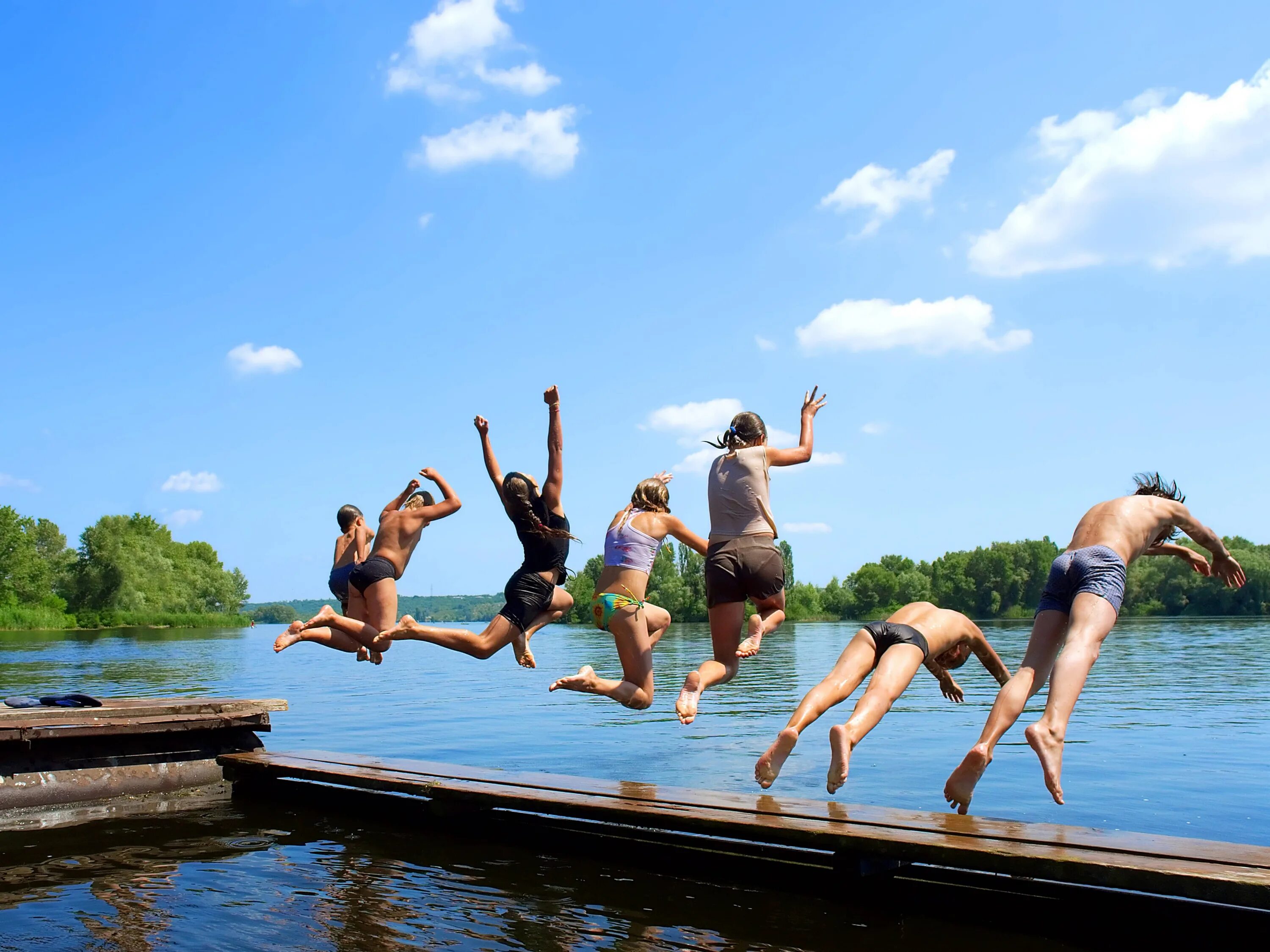 Какие люди купаются. Купаемся на речке. Летние развлечения. Плавать в озере. Развлечения на озере.