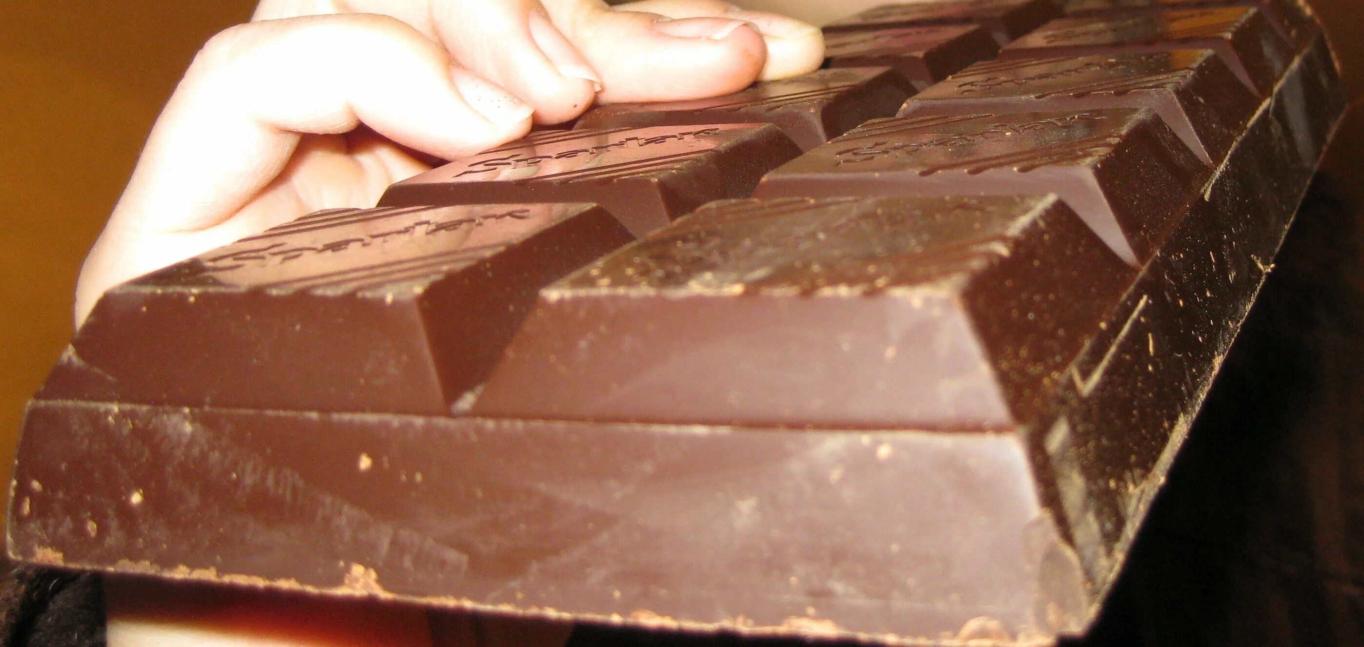 Большая шоколадка. Большая плитка шоколада. Огромная шоколадная плитка. Большие плитки шоколада.