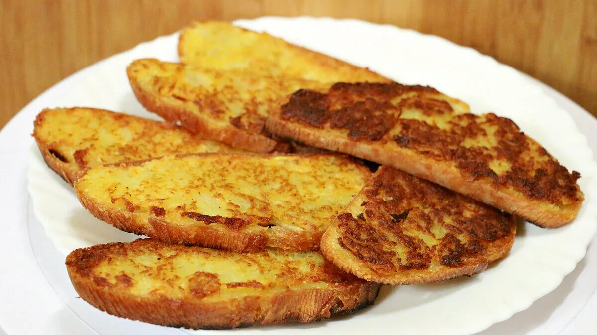 Вкусный жареный хлеб. Гренки из хлеба. Гренки. Рецепт чесночных гренок. Вкусный жареный хлеб.