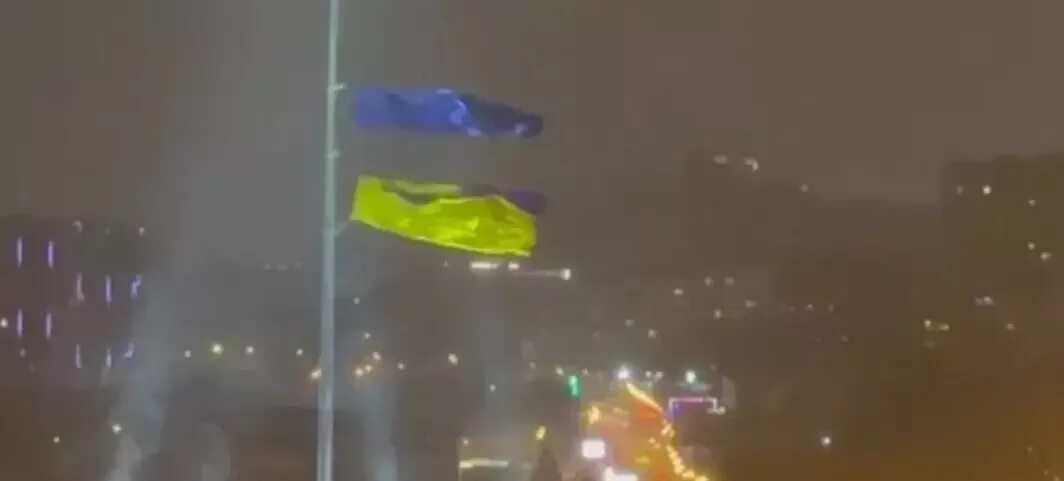 Флаг харькова. Украинский флаг на земле. Картина с украинским флагом. Порванный украинский флаг. Рваный флаг украины.