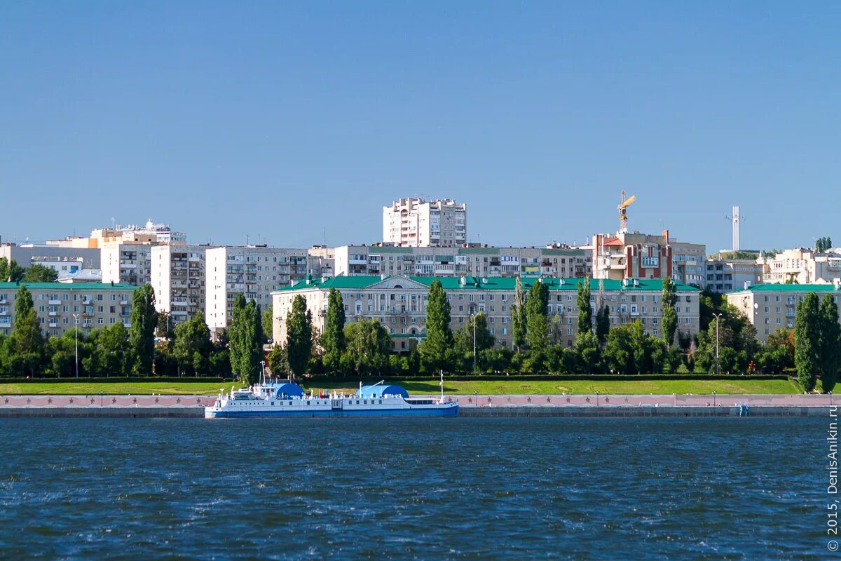 Поступи волгу. Волга Саратов. Саратов город на Волге. Набережная Саратов. Город Саратов парк Победы вид с Волги.