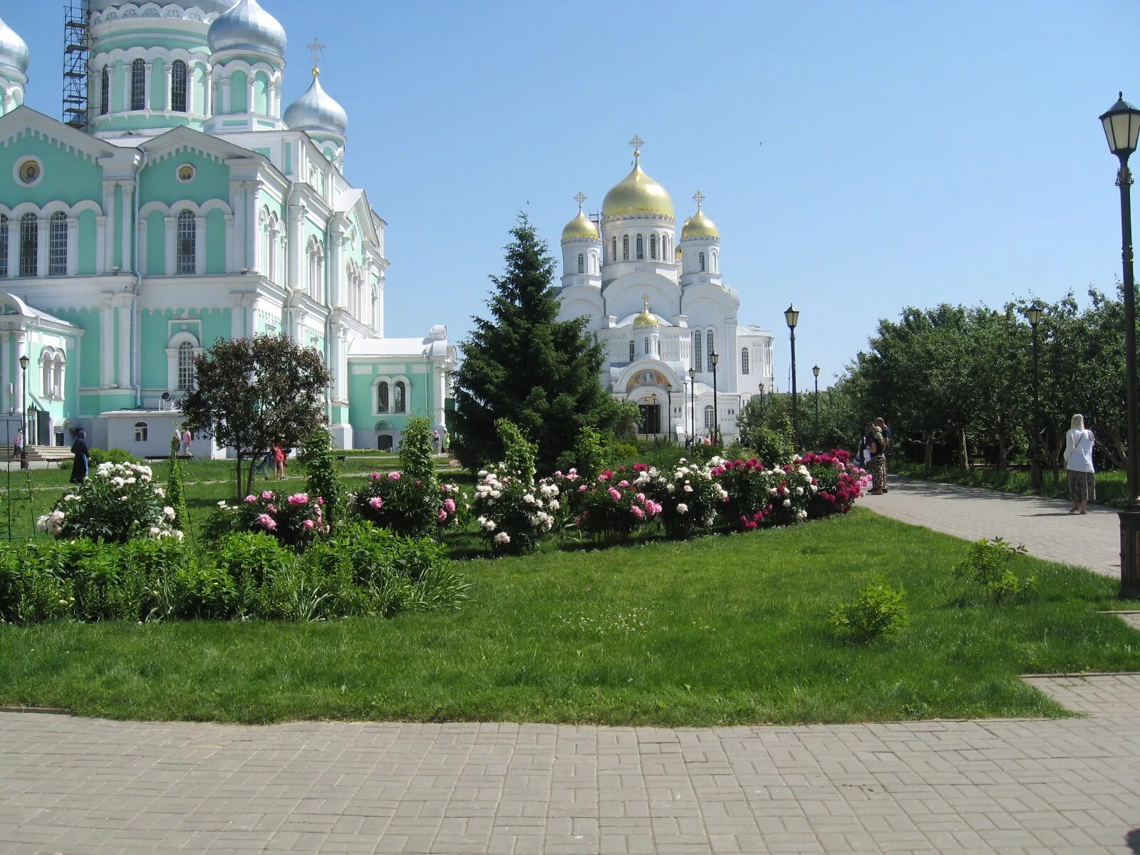 Названия храмов в дивеевском монастыре. Святой источник александры дивеевской. Троицкий собор дивеево. Серафим саровский дивеево канавка. Нелли зима дивеево.