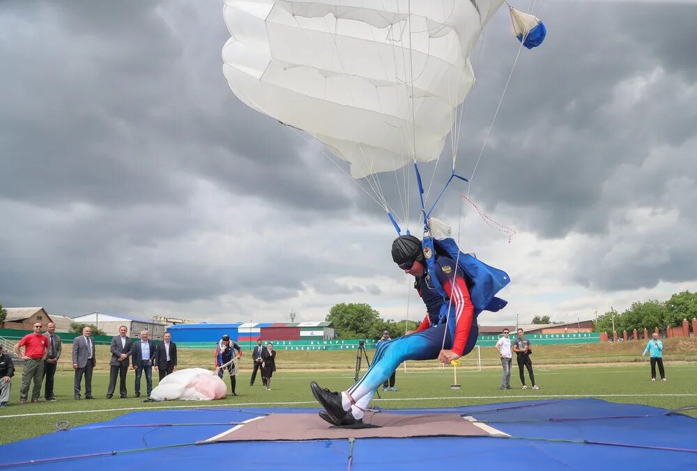 Спортсмены парашютисты. Спортивный парашют. Приземление парашютиста. Классический парашютный спорт.