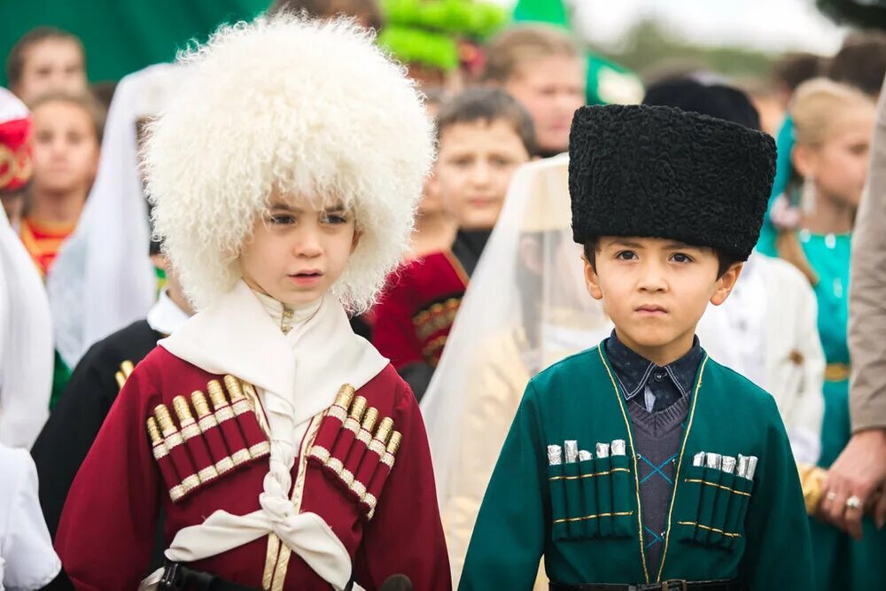 Головной убор адыгейцев кабардинцев Черкесов. Адыги Черкесы кабардинцы. Черкес адыгеец дети. Ингушская Национальная черкеска.