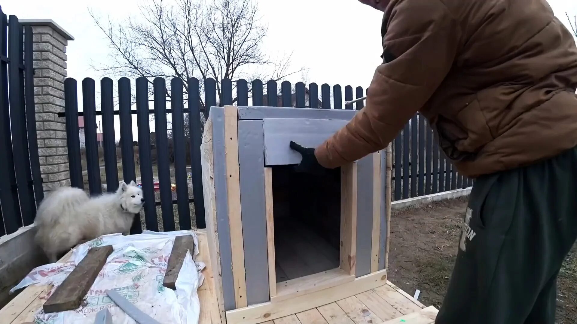 Отопление собачьей будки. Будка с подогревом. Домик для собак с подогревом. Обогреватель для будки. Панельный обогреватель для будки собаки.