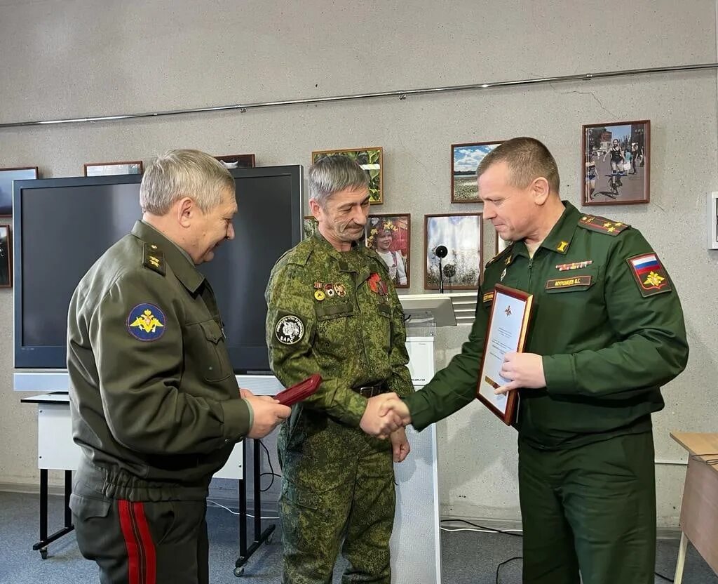 Группа российских военных. Награждение солдат. Награждение военнослужащих государственными наградами. Награжденные участники сво.