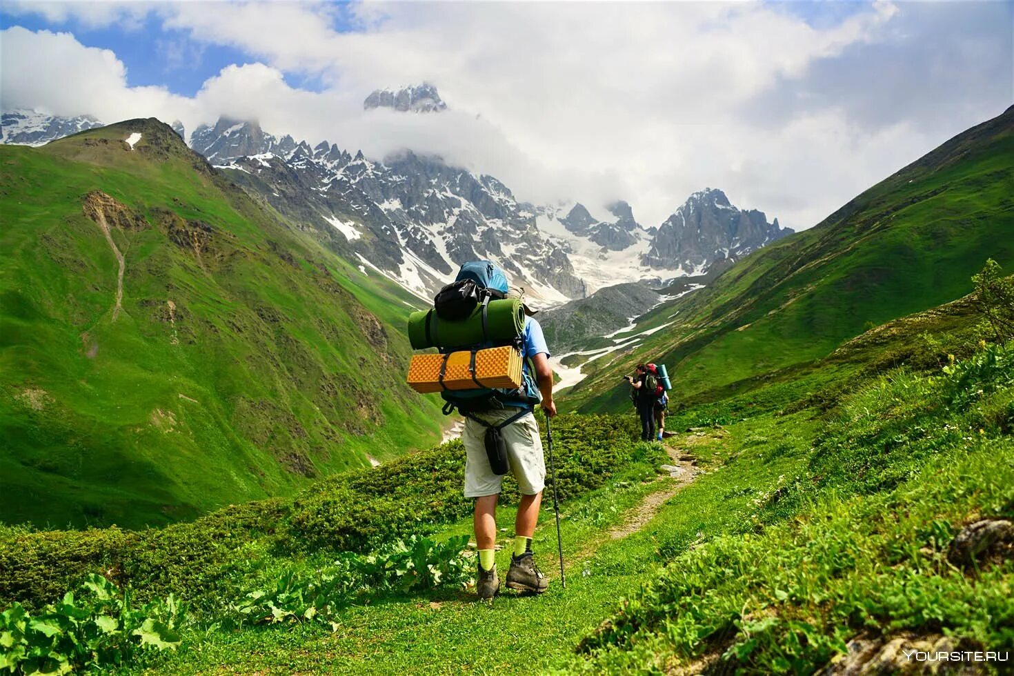 Треккинг в горах. Туристы в горах. Красная поляна трекинг в горах. Перемещение горы. Треккинг и хайкинг в кыргызстане.