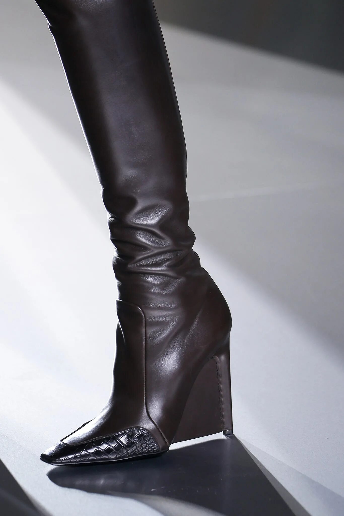 Модные модели сапог. Сапоги осень balenciaga. модные сапоги баленсиага. сапоги трубы баленсиага. сапоги осень-зима 2025.