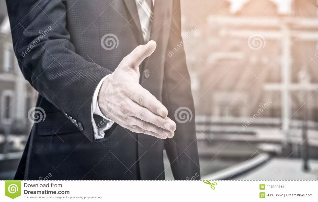 Advantage over. Бизнесмен протягивает руку. Деловой бизнесмен протягивает руку. Протягивание руки бизнесмена. Протянутая рука здоровается.