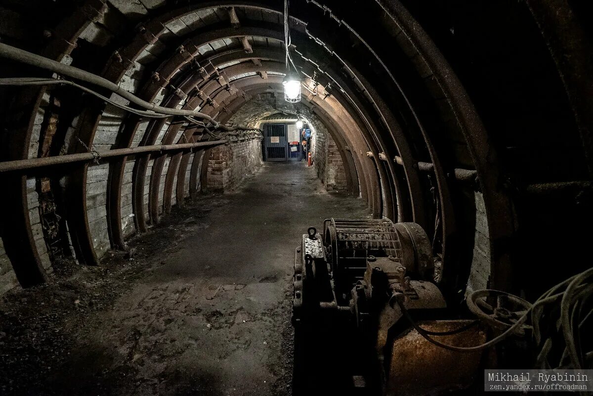 Добыча каменного угля шахты. Угольные шахты в г шахты. Кизеловский угольный бассейн ш. Вагонетки внутри шахты. Угольные шахты кузбасса.