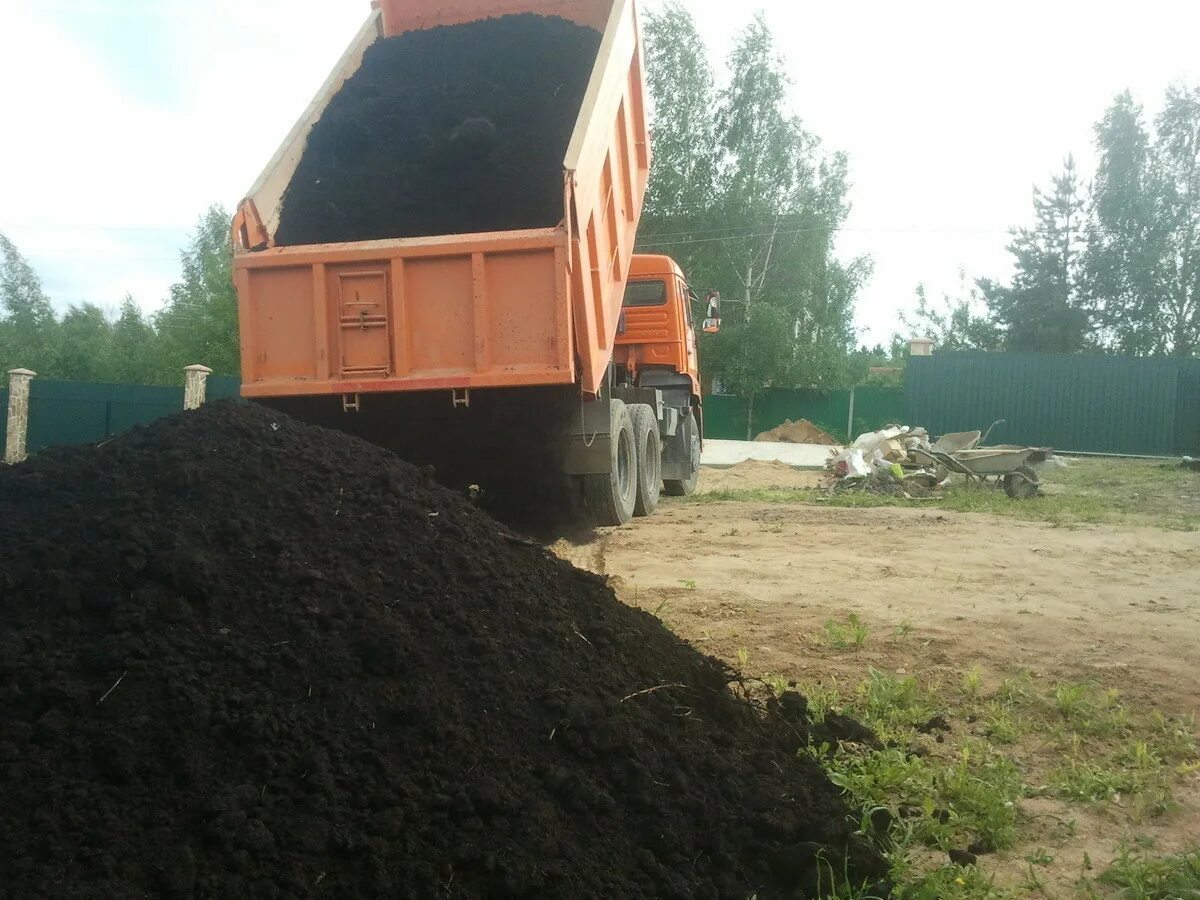 20 кубов песка. Погрузка песка. Погрузка грунта в автосамосвалы. Разгрузка грунта. Камаз 20 кубов грунта.