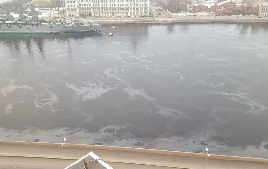 Загрязнение реки Невы. Берега залитые водой