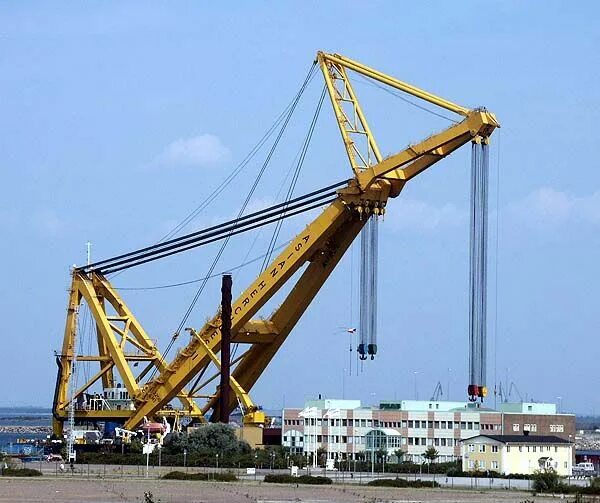Liebherr 11200. 1» — мамонт. Сам большой кран. 1 («мамонт»). Кран либхер lr 13000.