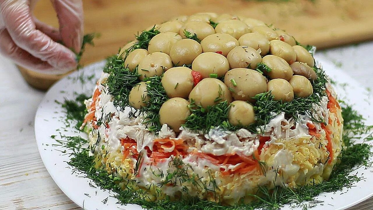 Грибная поляна салат с опятами и курицей. Салат грибная Поляна с шампиньонами. Слоеный салат грибная Поляна. Грибная Поляна шампиньоны. Грибная Поляна Лесная Поляна.