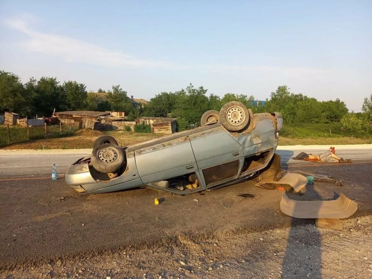 Перевернулся б. В первомайске перевернулась машина. Перевернутая машина на мосту. Перевернулся б. Опрокидывание автомобиля.